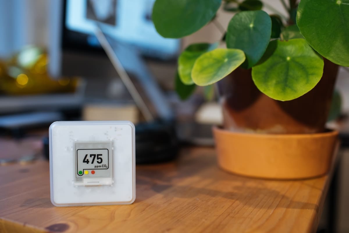 How to Test Air Quality In Your Home: Is Your House Making You Sick? - Day & Night Air Conditioning, Furnace, & Plumbing Read more about the article How to Test Air Quality In Your Home: Is Your House Making You Sick?